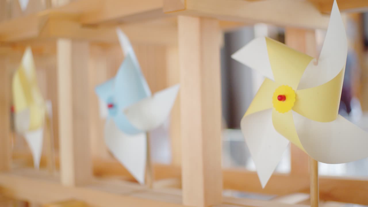 여름에 회전하는 종이 풍차, 부드러운 조명 클로즈업 샷 4k