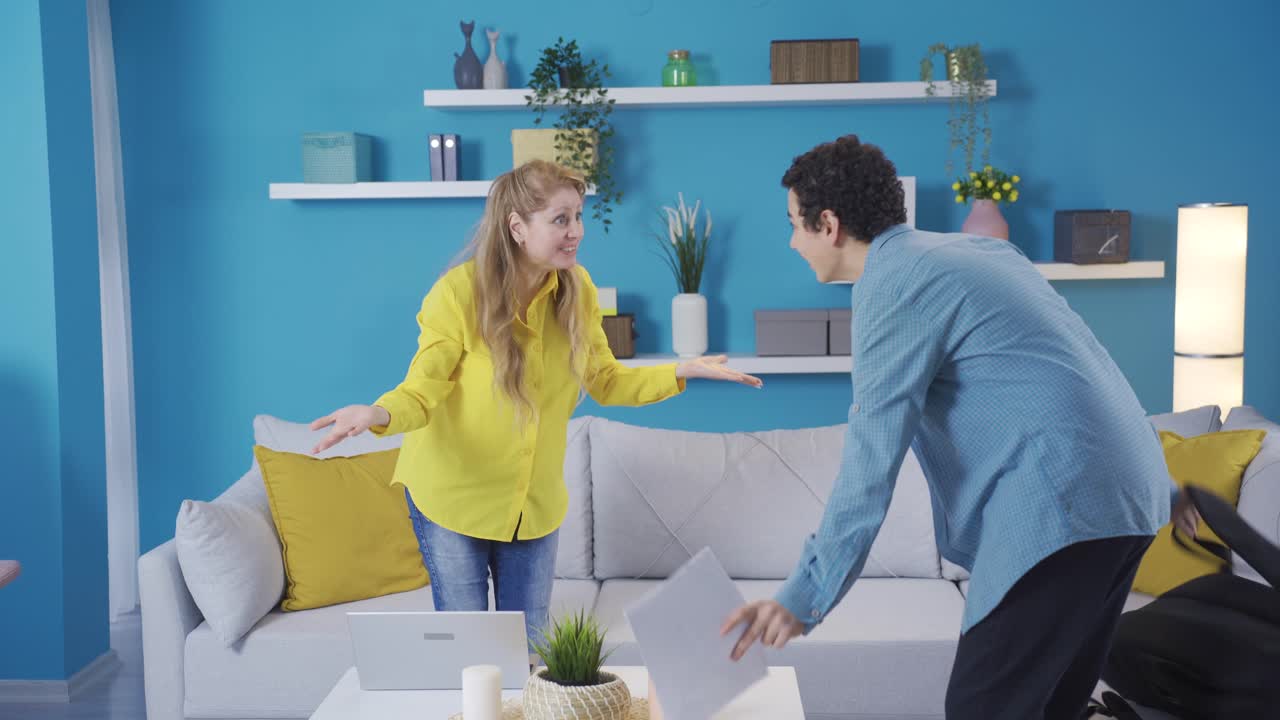 The young man surprises his mother at home and gives her good news.