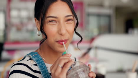 feliz, cara de mujer y batido en un restaurante