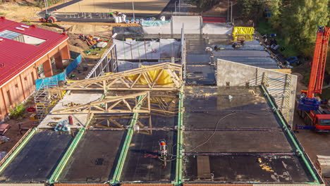 Toma-De-Tiempo-Del-Marco-De-Madera-Del-Techo-De-Una-Casa-En-Construcción-Con-La-Ayuda-De-Grúas-Durante-Todo-El-Día