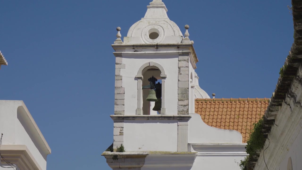 Pohled s náklonem nahoru na Igreja de Santo António, historický barokní kostel v Lagosu v Portugalsku.