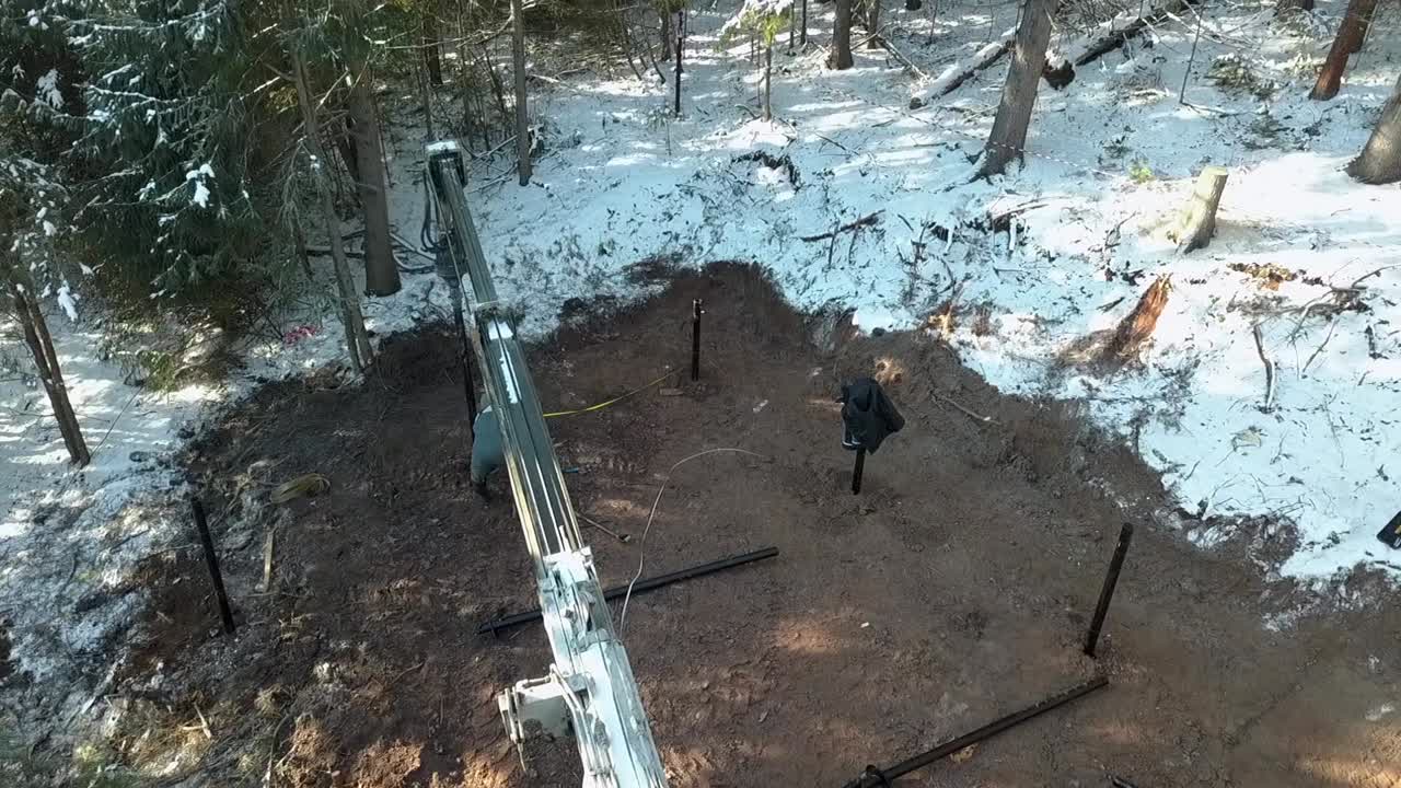 크레인과 함께 겨울 건설 현장