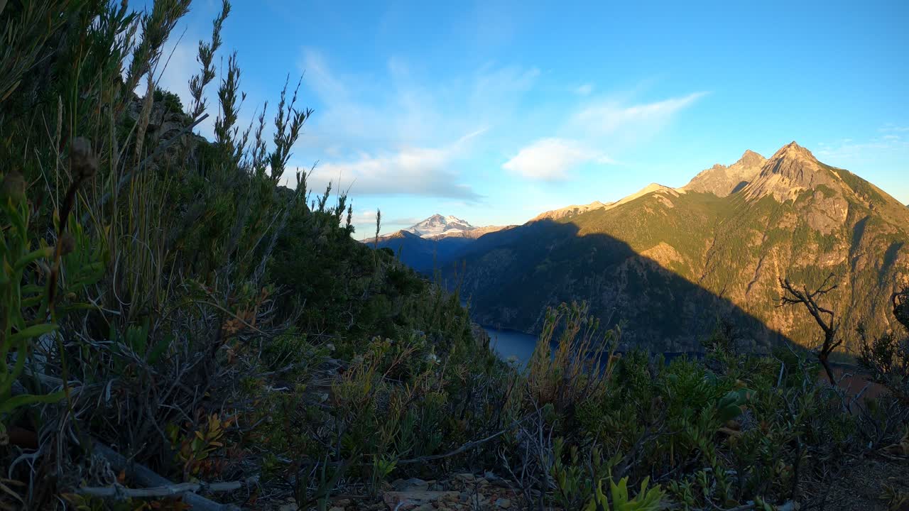 lapso de tiempo deslizándose desde la luz del sol y las nubes a través de las montañas de la patagonia argentina