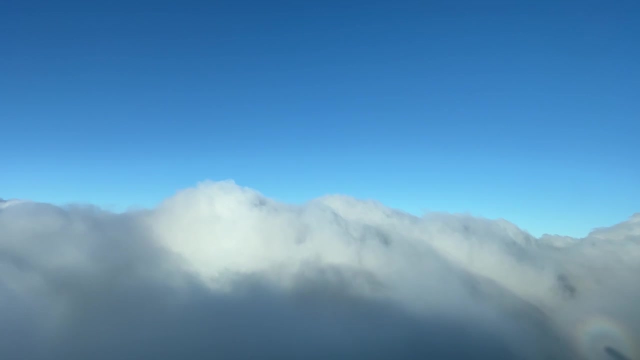 Et unikt pilotperspektiv fra et jetcockpit af Glory Halo, eller Pilotens Glorie, når man lige flyver over nogle stratuskyer. Pilotens synspunkt