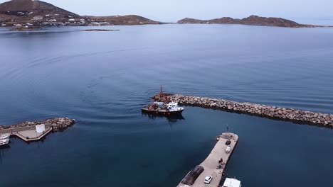 Ein-Kleines-Boot,-Das-In-Den-Hafen-Von-Naoussa-Paros-Griechenland-Einfährt