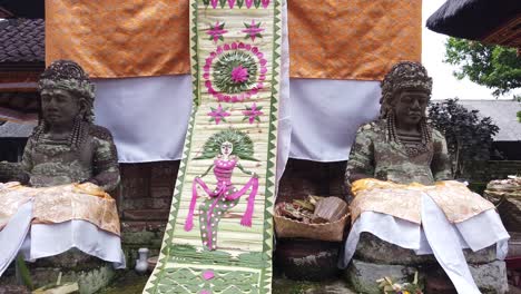 Toma-Panorámica-Lenta-De-Estatuas-De-Piedra-Hindúes-Fuera-De-Un-Templo-Balinés-Hinduismo-En-Bali,-Indonesia,-Sudeste-De-Asia
