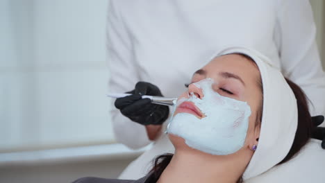 mujer recibiendo un tratamiento de máscara facial