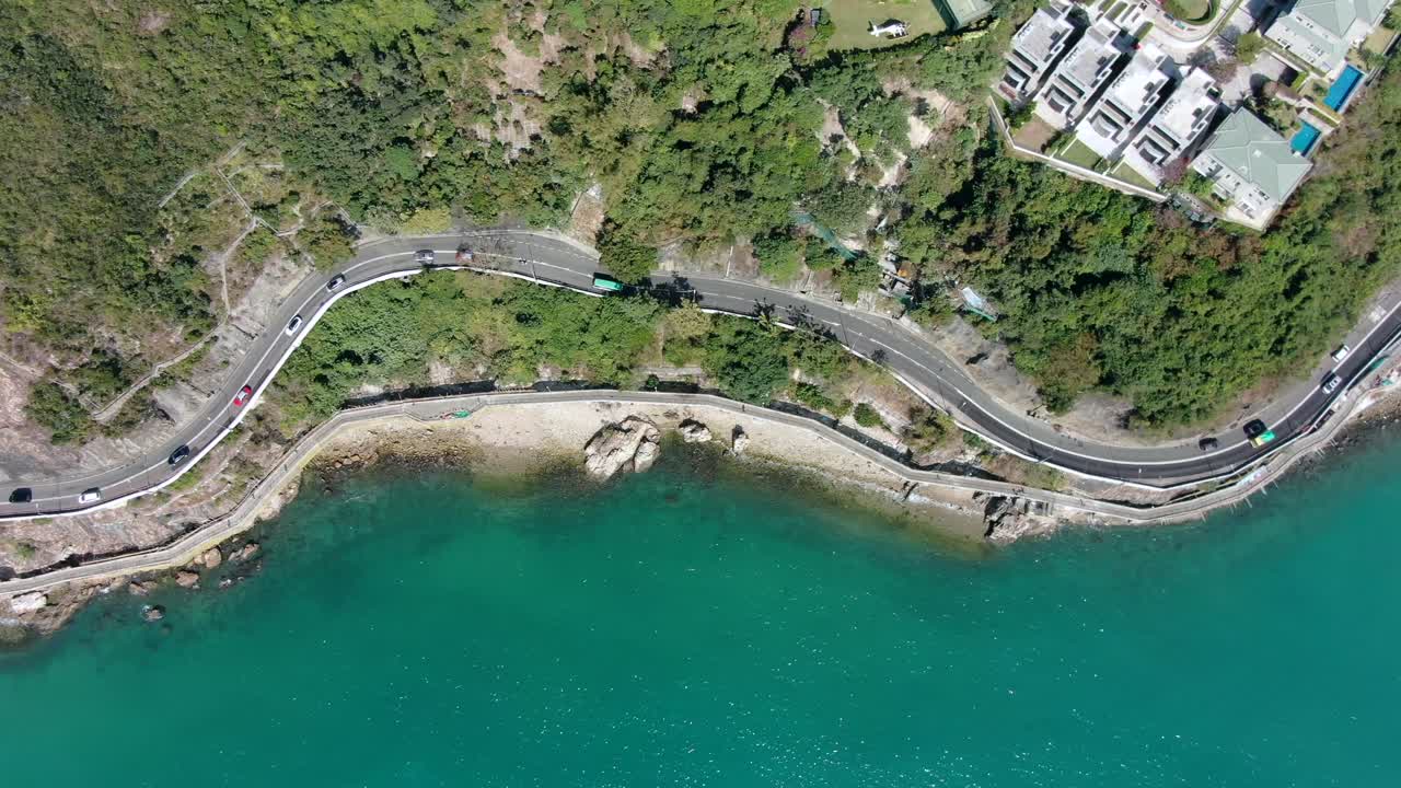 교통과 잔잔한 청록색 물이 있는 홍콩 베이 해안 도로, 공중 전망