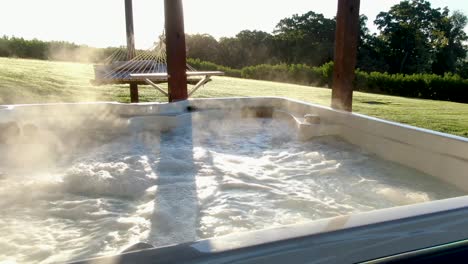 sauna humeante bañera de hidromasaje piscina burbujas durante el amanecer de la mañana