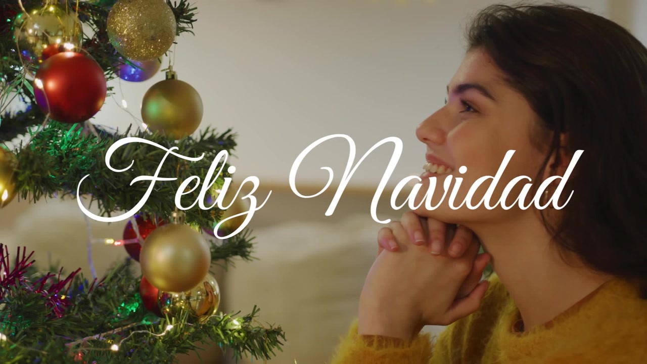 Animación de texto "Feliz Navidad" sobre una mujer caucásica feliz en Navidad