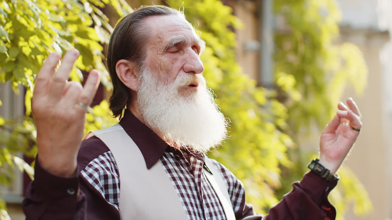 retrato de un anciano orando con los ojos cerrados a dios pidiendo bendición ayuda perdón al aire libre