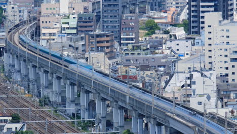 Shinkansen-Züge-Fahren-Entlang-Der-Eisenbahnschienen