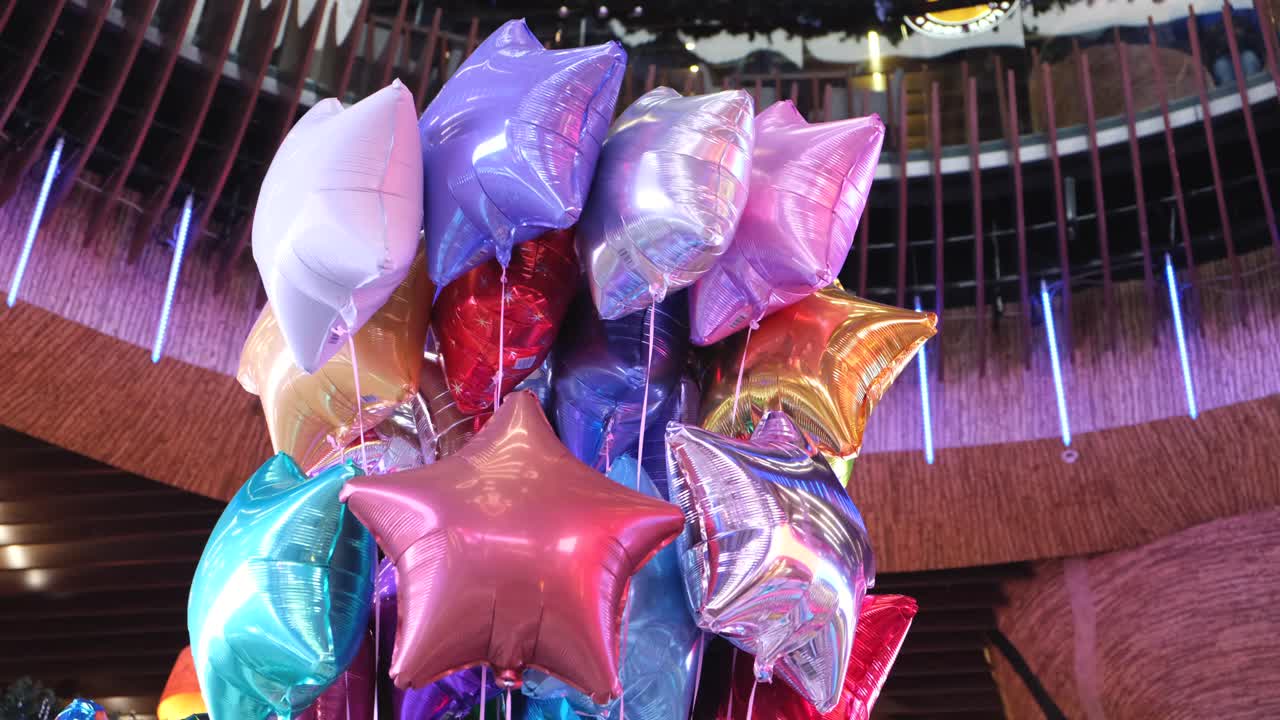 coloridos globos en forma de estrella en un centro comercial