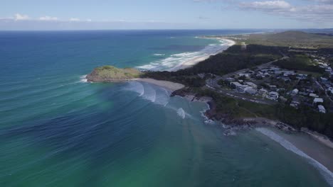 Paisaje-Marino-Escénico-Y-Promontorio-En-La-Playa-De-Cabarita,-Nsw,-Australia---Toma-Aérea