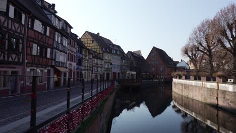 Amplia-Vista-De-Casas-Con-Entramado-De-Madera-Y-El-Río-La-Lauch-En-La-Ciudad-Turística-Medieval-De-Francia.