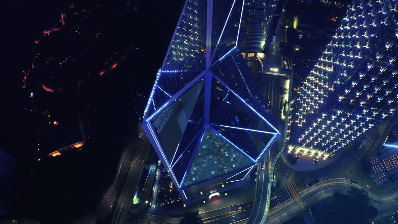 sobrecarga aérea: líneas digitales que conectan el rascacielos del banco de china con la ciudad de hong kong por la noche - diseño de concepto futurista con gráficos en movimiento