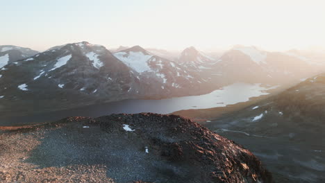 Luftaufnahme-Einer-Atemberaubenden-Berglandschaft-Mit-See,-Schneebedeckten-Gipfeln,-Aufnahmeort-Norwegen,-4k