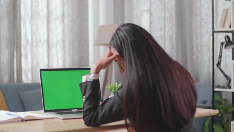mujer trabajando en una computadora portátil con pantalla verde