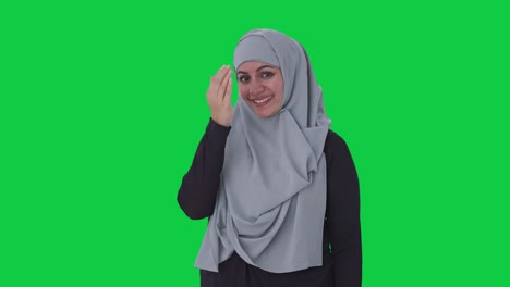 mujer musulmana feliz haciendo pantalla verde adaab