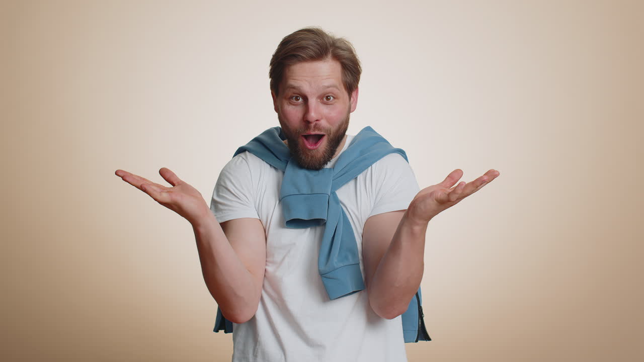 hombre asombrado sorpresa mirando a la cámara con ojos grandes conmocionado por la victoria repentina wow emoción