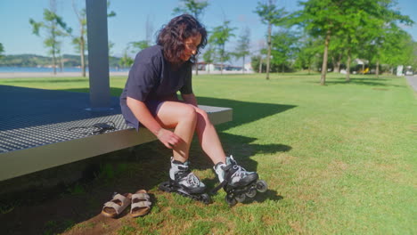 mujer poniendo patines en un parque