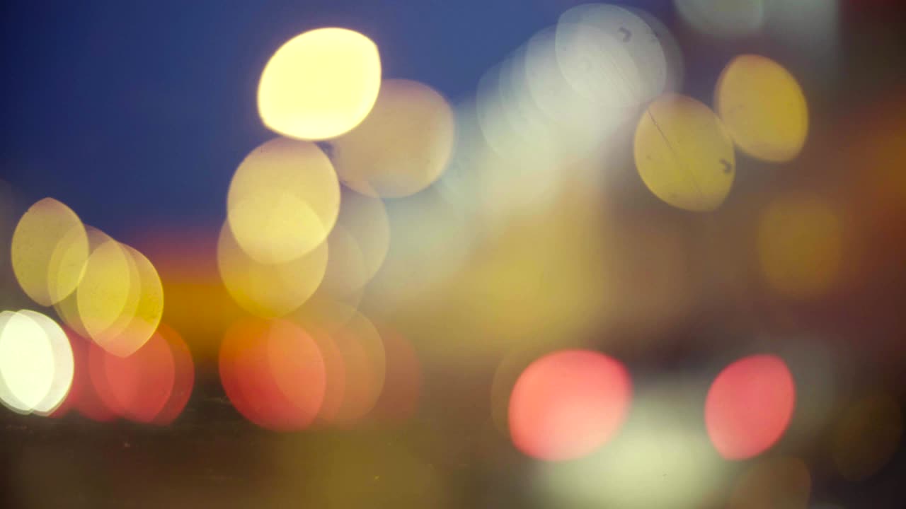 semáforos desenfocados por la noche en moscú