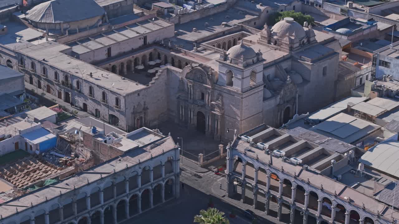 Veduta aerea di una chiesa barocca andina nel centro di Arequipa, Perù.