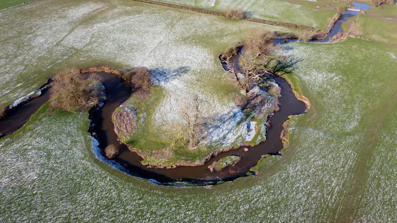 una vista aérea de la flecha torcida del río que corre a través de los campos en warwickshire, inglaterra en una soleada mañana helada de invierno