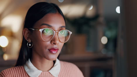 negocios, pensamiento y mujer con gafas