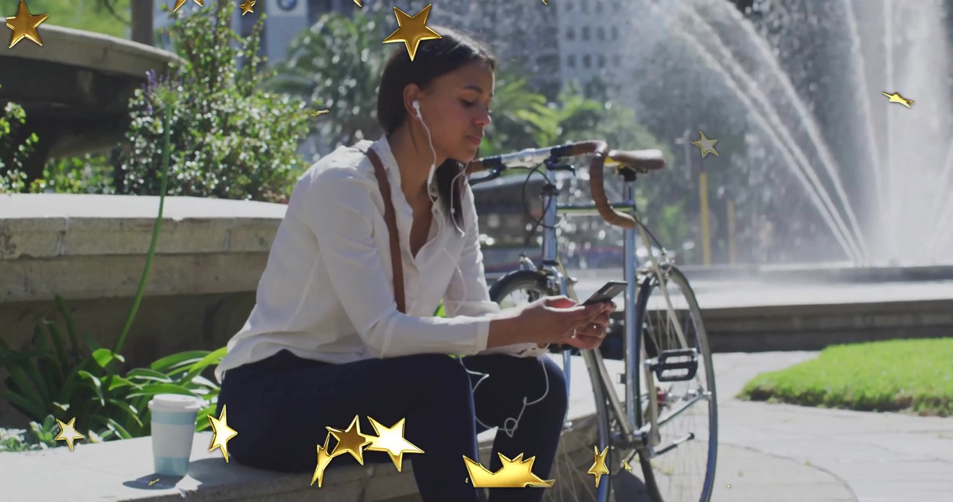 Mujer sentada junto a la fuente conectando auriculares al teléfono escuchando audio tecnológico mientras las estrellas se desplazan