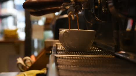 Máquina-De-Café-Espresso-Sirviendo-Un-Espresso-Doble-En-Una-Taza-Blanca