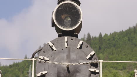 locomotora de vapor del ferrocarril de vía estrecha kukushka en bakuriani, georgia