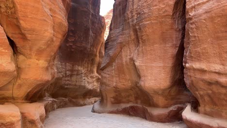 Petra-Tal-Im-Wadi-Musa,-Jordanien-Mit-Der-Schatzkammer-Inmitten-Einer-Felsigen-Und-Bergigen-Landschaft,-Ein-UNESCO-Weltkulturerbe,-Altes-Nabatäisches-Königreich,-4K-Aufnahme