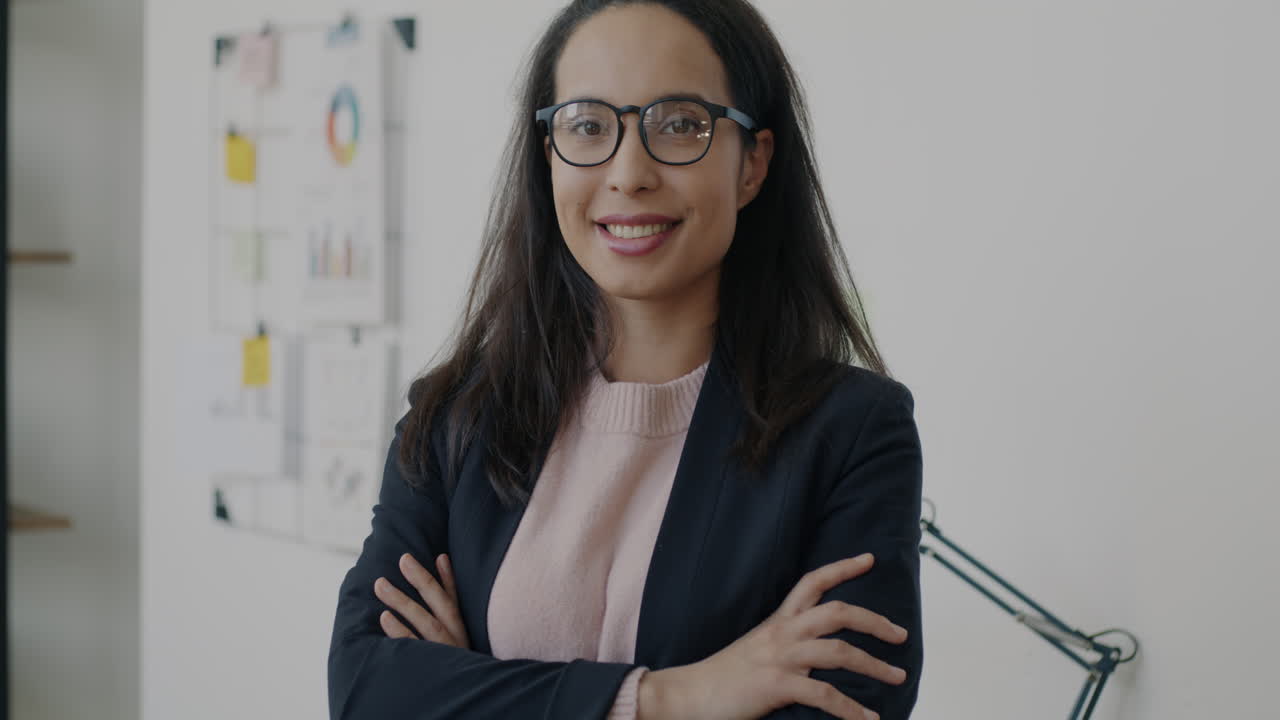 mujer de negocios confiada en la oficina