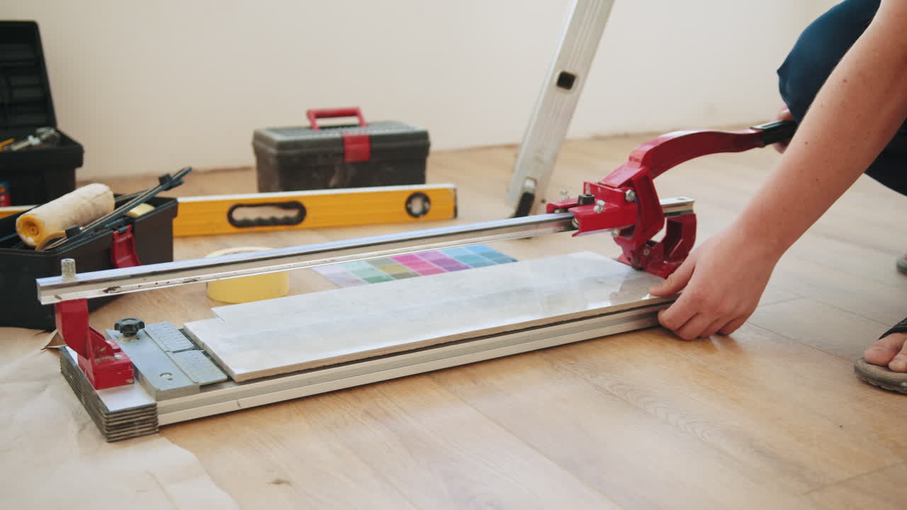 persona que utiliza un cortador de azulejos para un proyecto de renovación del hogar