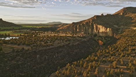 terrebonne oregon aerial v58 sobrevuelo del río torcido capturando el paisaje pintoresco del cañón de sherwood, la inmensidad de las tierras de cultivo con mansiones de rancho al atardecer hora de oro - filmado con mavic 3 cine - agosto 2022