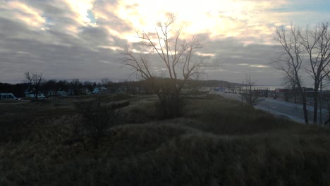 Rising-over-the-horse-shoe-in-Muskegon-during-a-Winter-Sunrise