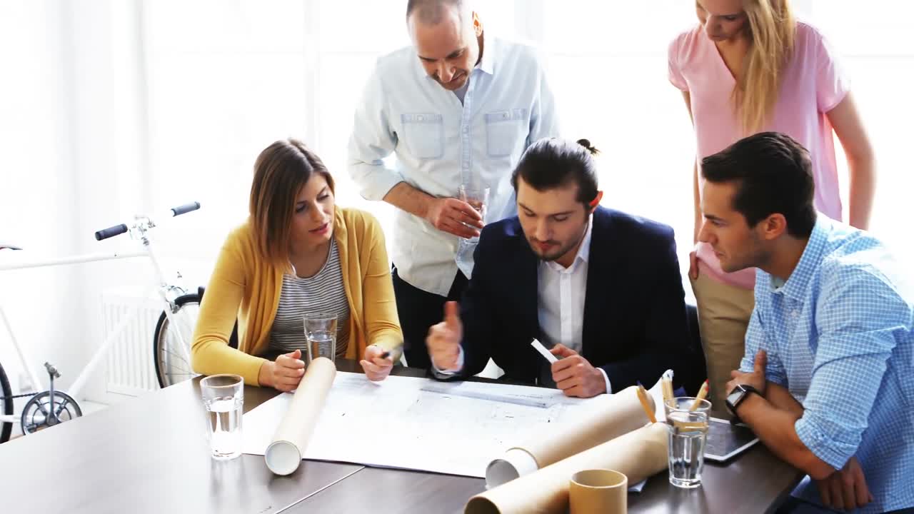 arquitecturas discutiendo sobre el plan