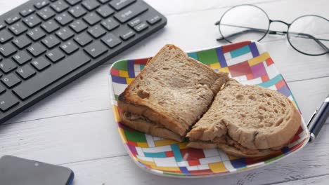 escritorio de trabajo con sándwich