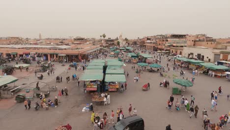 Gente-Bulliciosa-Alrededor-De-Jemaa-El-Fna-Concurrida-Pintoresca-Plaza-Del-Mercado,-Marruecos