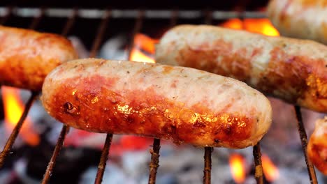 Köstliche-Saftige-Würstchen,-Zubereitet-Auf-Dem-Grill-Mit-Feuer