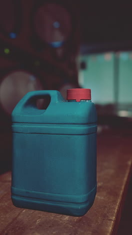 una jarra de plástico azul con una tapa roja