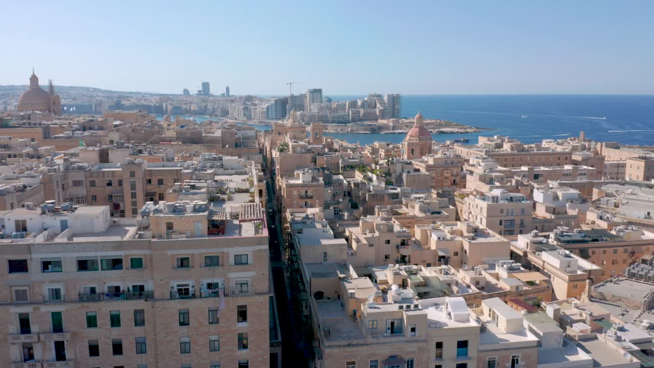 몰타의 라 발레타 시를 드러내는 위를 날고 있는 드론
