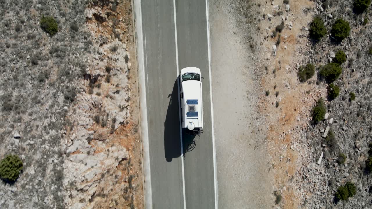 Vista dall'alto di un camper sulla strada