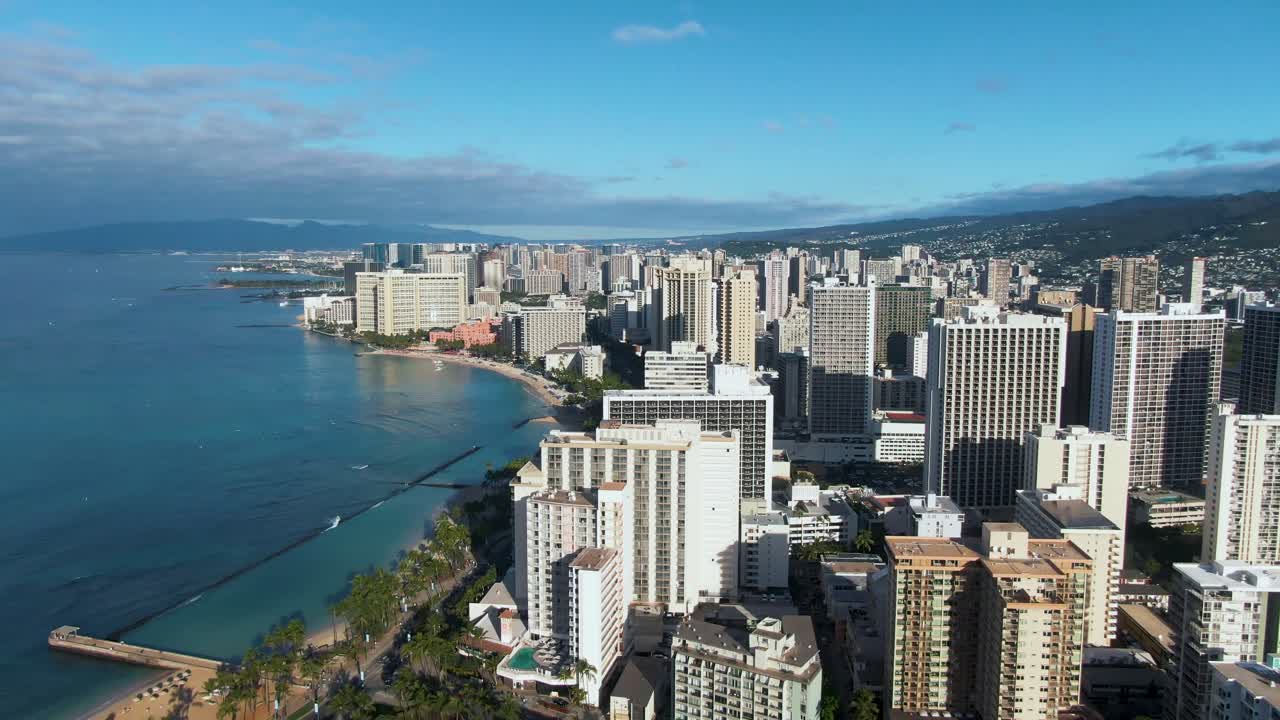 Ripresa con drone in allontanamento: Edifici dello skyline della costa di Waikiki, Oahu, Hawaii
