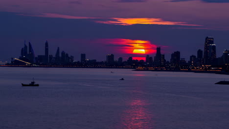 puesta de sol sobre el horizonte de una ciudad