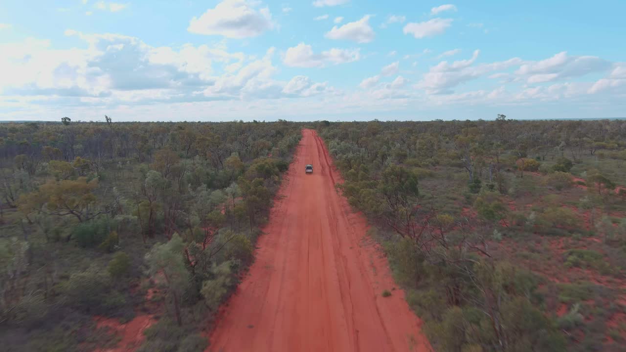드론  ⁇ , 긴 사막 도로를 따라 운전하는 차의 뒷면