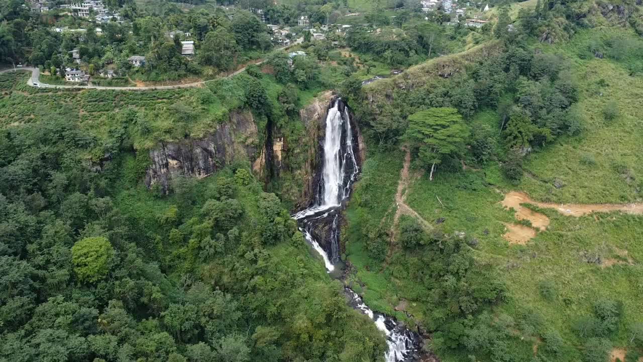 Enorme cascata nello Sri Lanka.