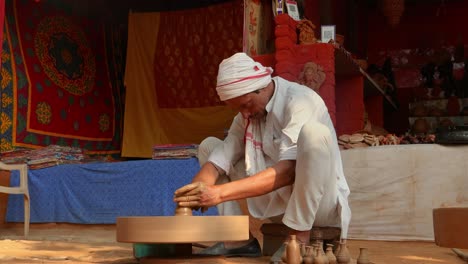 El-Alfarero-En-El-Trabajo-Hace-Platos-De-Cerámica.-India,-Rajastán.