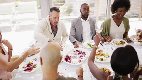 Vielfältige-Und-Reife-Gruppe-Von-Freunden-Beim-Essen